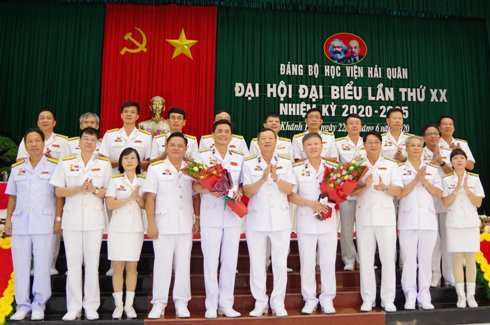 Chuẩn Đô đốc Đặng Minh Hải tặng hoa chúc mừng Ban Chấp hành Đảng bộ nhiệm kỳ mới.