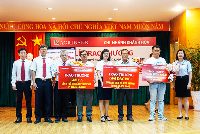 Lãnh đạo Agribank Khánh Hòa trao thưởng cho các khách hàng trúng thưởng  chương trình khuyến mãi “Mừng sinh nhật Agribank”.