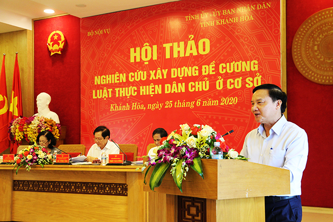 Ông Nguyễn Khắc Định phát biểu chào mừng hội thảo.