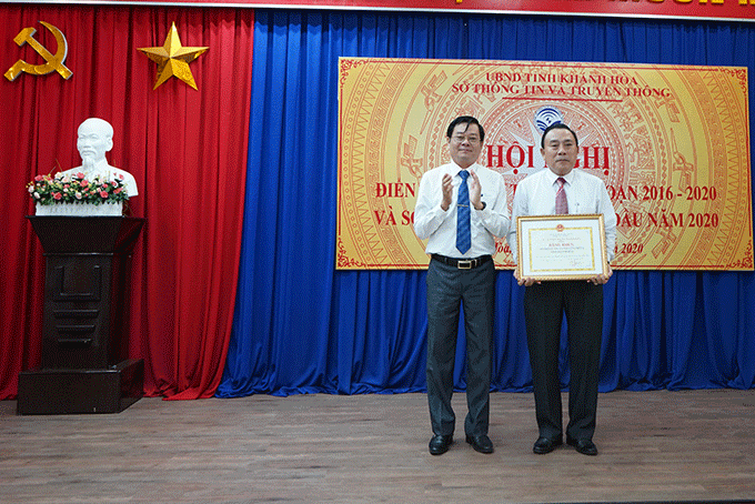 Ông Trần Mạnh Dũng trao bằng khen của UBND tỉnh cho lãnh đạo Sở Thông tin và Truyền thông. 
