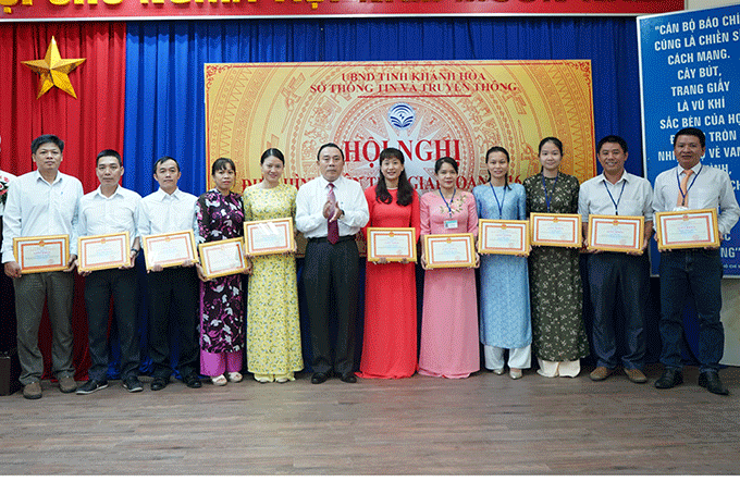Lãnh đạo Sở Thông tin và Truyền thông Khánh Hòa trao giấy khen cho các cá nhân xuất sắc. 