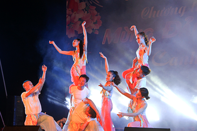 Một tiết mục biểu diễn nghệ thuật của Đoàn Ca múa nhạc Hải Đăng phục vụ công chúng ở Quảng trường 2-4. 