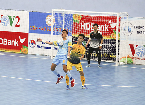 Sanvinest Sanatech Khánh Hòa (áo xanh) có trận đấu hấp dẫn, kịch tính trước Sahaco (áo vàng).