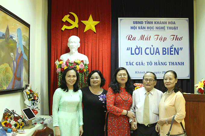 Các khách mời, bạn thơ đến chung vui cùng nhà thơ Tô Hằng Thanh (đứng giữa).   