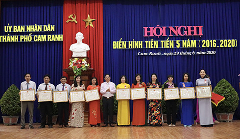 Đồng chí Nguyễn Tấn Tuân tặng bằng khen cho các tập thể