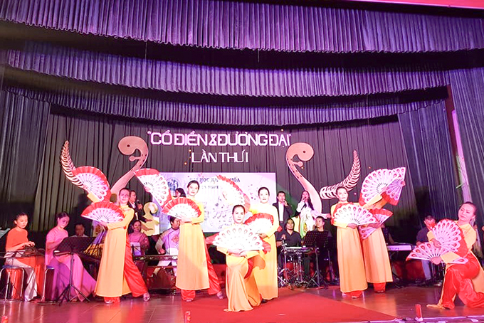 Tiết mục biểu diễn của giảng viên và sinh viên Trường Đại học Khánh Hòa trong chương trình biểu diễn nghệ thuật “Cổ điển và đương đại”.