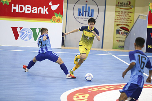 Các cầu thủ VietFootball (áo xanh) tiếp tục nhận trận thua trước Cao Bằng.