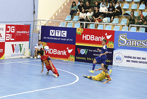 Sahako (áo xanh) có trận thắng thứ 5 trước Quảng Nam.