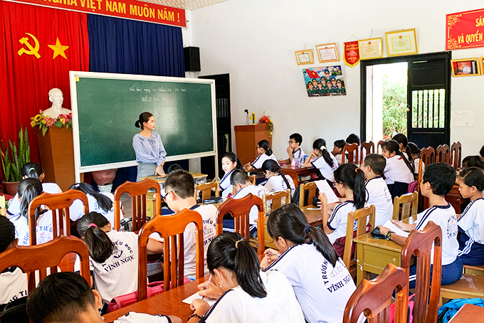 Học sinh Trường Tiểu học Vĩnh Ngọc học tạm tại hội trường Nhà văn hóa thôn Xuân Lạc. 