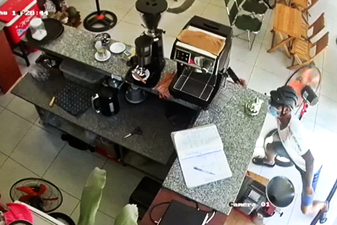 Hình ảnh camera an ninh quán cà phê ghi lại cảnh Anh tiếp cận, giật điện thoại của bé Ý đang ngồi bên dưới quầy  và ảnh nhỏ bên trên Hoàng (trái) và Anh tại cơ quan điều tra. 