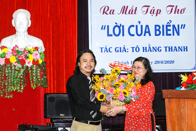 Lãnh đạo Hội Văn học Nghệ thuật tỉnh  tặng hoa chúc mừng tác giả Tô Hằng Thanh trong buổi ra mắt tập thơ Lời của biển. 