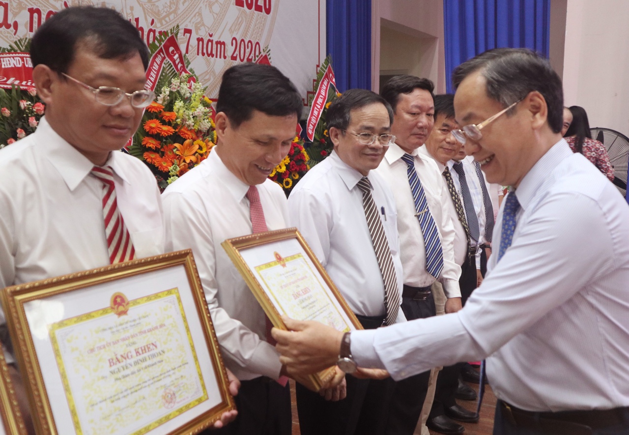 Ông Nguyễn Đắc Tài trao bằng khen UBND tỉnh cho tập thể, cá nhân có thành tích xuất sắc trong phòng, chống dịch bệnh Covid-19