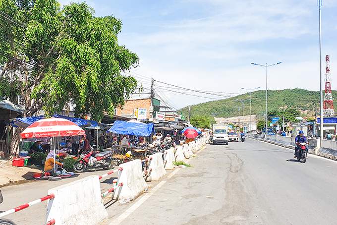 Chợ Phước Đồng nằm trên Tỉnh lộ 3 thường xuyên bị lấn chiếm lòng đường, vỉa hè để buôn bán.