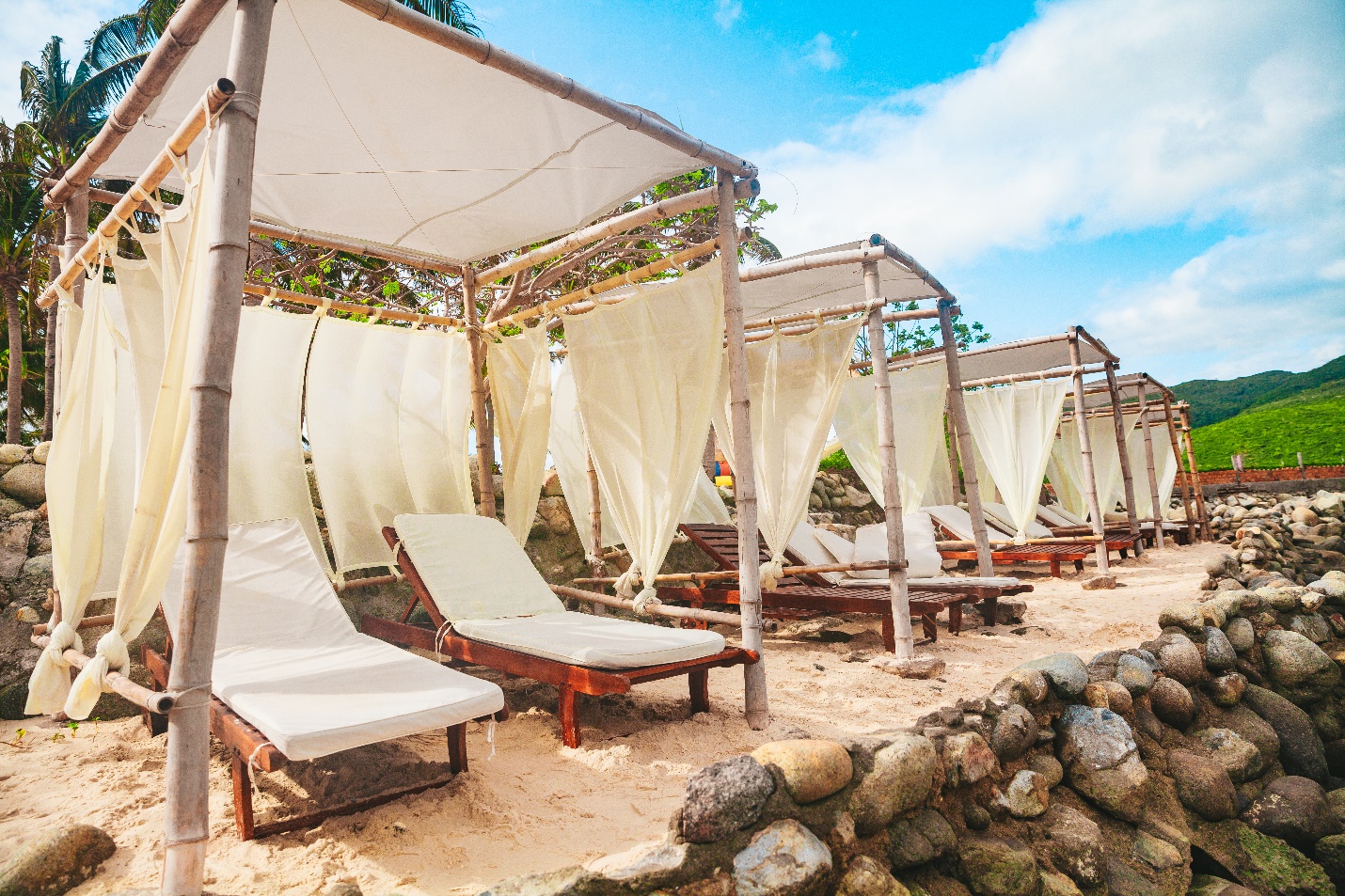 Một góc check- in đẹp hơn cả Maldives với hàng loạt dịch vụ chờ đón bạn trải nghiệm miễn phí như: ghế nằm, dù, khăn tắm, nước ngọt…