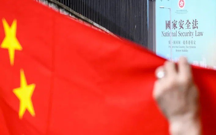 Panô về Luật An ninh Quốc gia Trung Quốc ở Hong Kong. Ảnh: AFP.