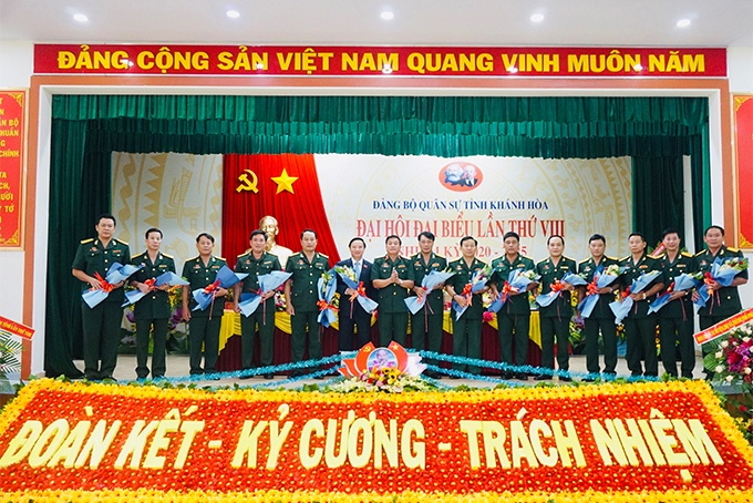 Ông Nguyễn Khắc Định và Thiếu tướng Trương Thiên Tô tặng hoa chúc mừng các vị trúng cử Ban Chấp hành Đảng bộ nhiệm kỳ 2020 - 2025.