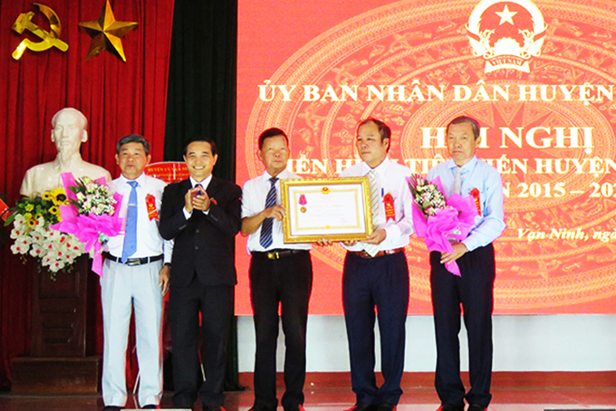 Nhân dân và cán bộ huyện Vạn Ninh đón nhận Huân chương Lao động hạng Ba.