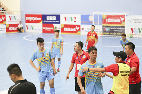 Các cầu thủ và Ban huấn luyện Kariachain Sài Gòn phản ứng gay gắt trong trận đấu.