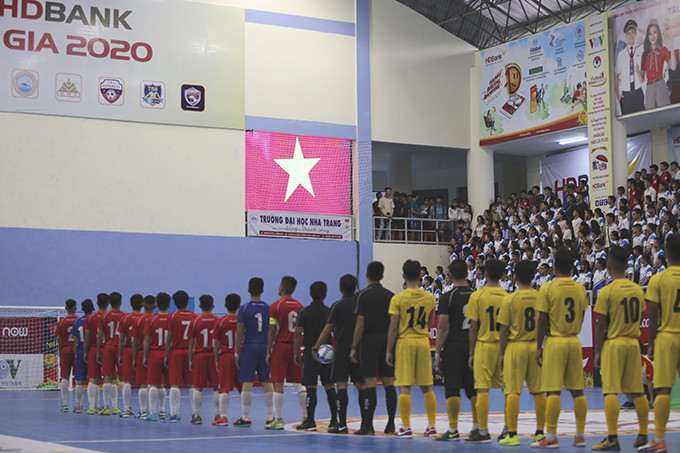 Hai đội thi đấu chung kết trong nghi thức chào cờ trước giờ bóng lăn.