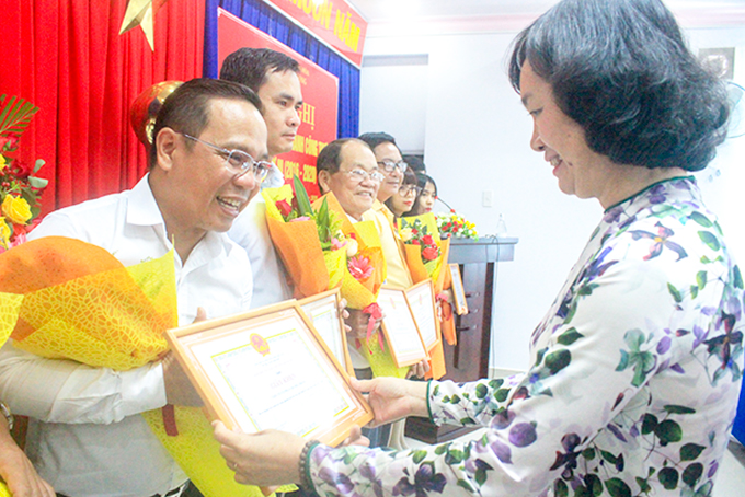 Đại diện Siêu thị Co.opmart Nha Trang nhận giấy khen của Sở Công Thương về thành tích xuất sắc trong phong trào thi đua giai đoạn 2016 - 2020.  
