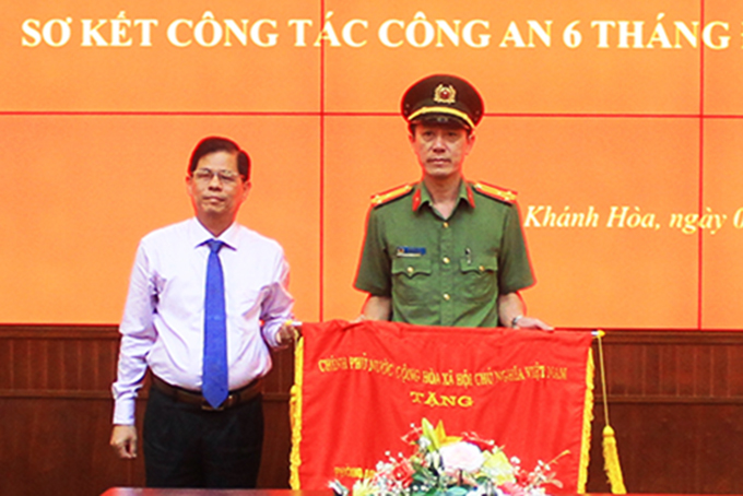 Đồng chí Nguyễn Tấn Tuân trao Cờ thi đua của Chính phủ cho Phòng An ninh đối nội, Công an tỉnh.