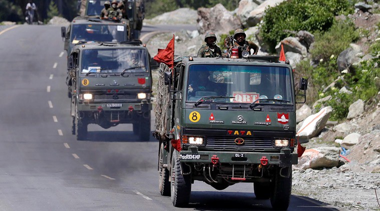 Đoàn xe của Lục quân Ấn Độ trên đường cao tốc dẫn tới khu vực Ladakh (Ảnh: Reuters).