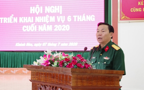 Đại tá Lê Công Chín - Phó Chỉ huy trưởng, Tham mưu trưởng Bộ CHQS  tỉnh Khánh Hòa quán triệt nhiệm vụ 6 tháng cuối năm.