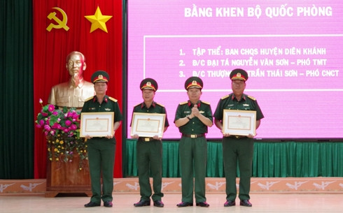 Lãnh đạo Bộ CHQS tỉnh Khánh Hòa trao Bằng khen của Bộ Quốc phòng cho các tập thể, cá nhân. 