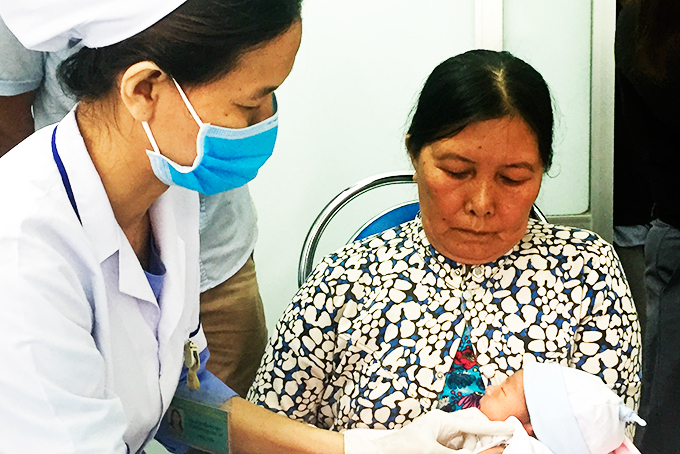 Thực hiện tiêm chủng cho trẻ ở trạm y tế, thị xã Ninh Hòa.  