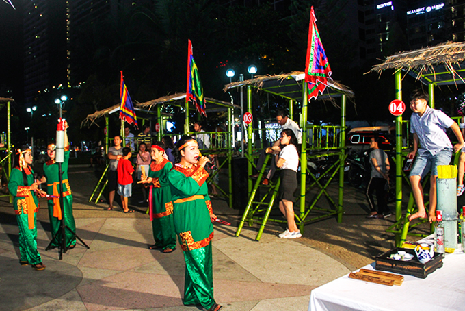 Di sản văn hóa phi vật thể nghệ thuật hô hát bài chòi được diễn ra tại TP. Nha Trang mỗi dịp cuối tuần. 