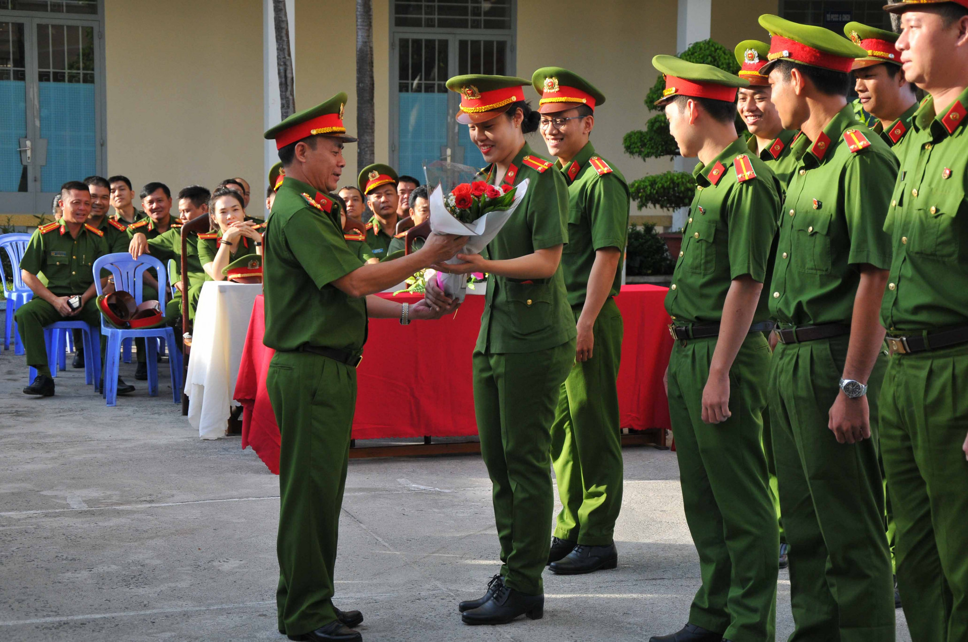 Lãnh đạo CATP Nha Trang tặng hoa cho các đội hình tình nguyện của Đoàn thanh niên CATP