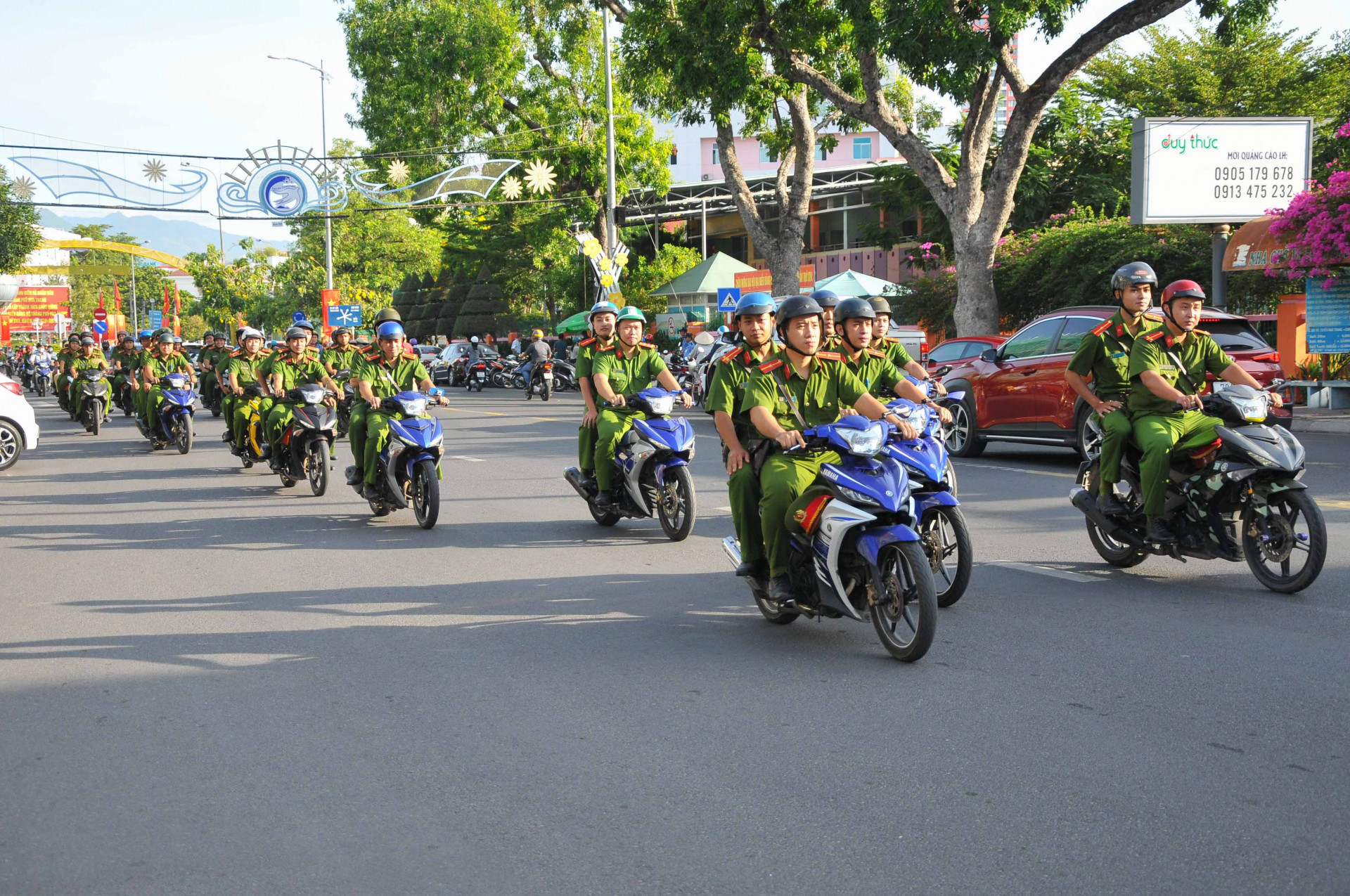 Sau lễ ra quân, các đoàn viên, thanh niên tham gia truyền thông về chiến dịch trên các tuyến đường chính của thành phố