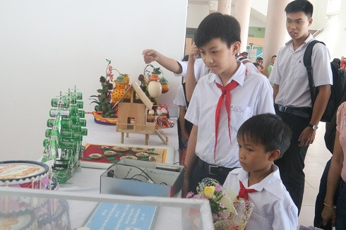 Các em học sinh tham quan, tìm hiểu các sản phẩm dự thi đạt giải năm 2019