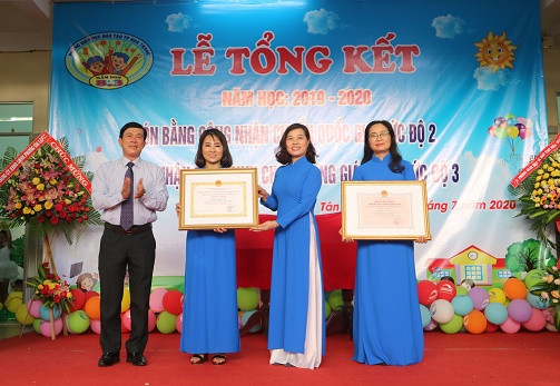 Ông Trần Nguyên Lập - Trưởng Phòng Giáo dục và Đào tạo TP. Nha Trang trao bằng công nhận đạt chuẩn cho nhà trường. 