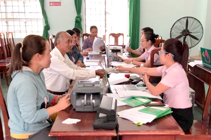 Cán bộ Phòng Giao dịch Ngân hàng Chính sách xã hội huyện Cam Lâm giao dịch tại xã Suối Tân sáng 8-7. 