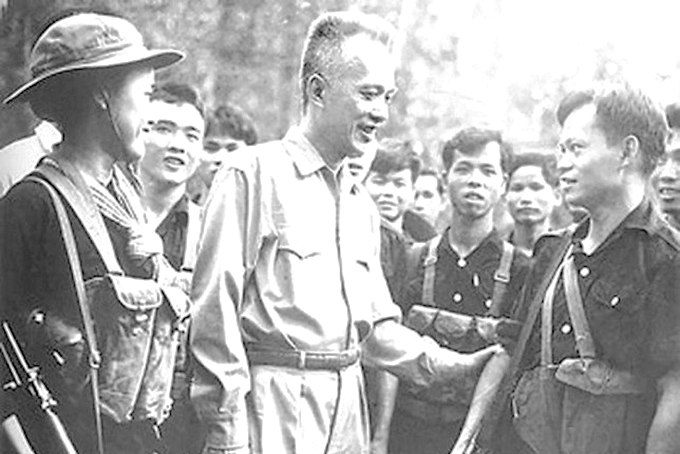 Chủ tịch Ủy ban Trung ương Mặt trận Dân tộc Giải phóng miền Nam Việt Nam Nguyễn Hữu Thọ với các chiến sĩ quân giải phóng. (Ảnh tư liệu)