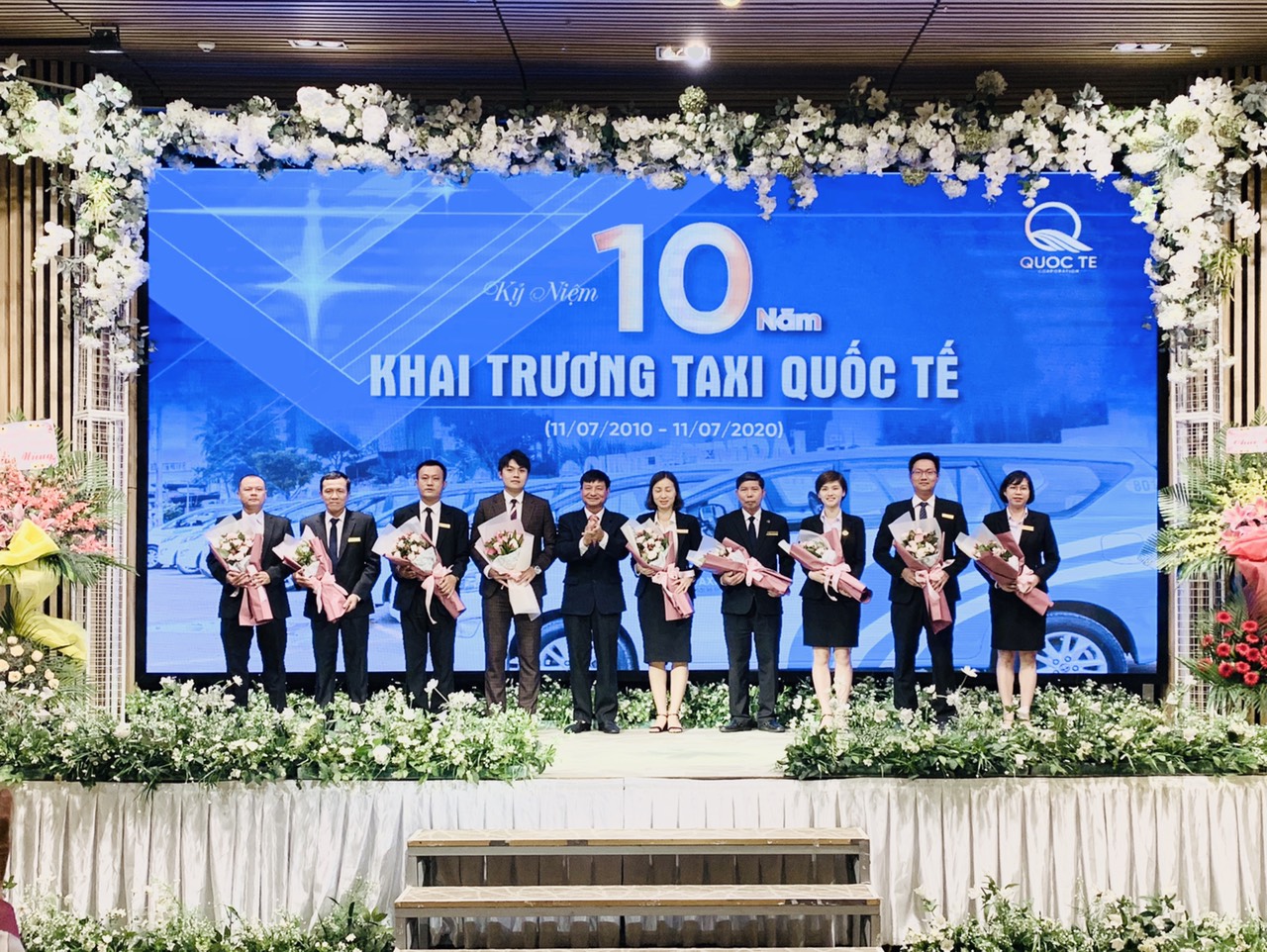  Ông Nguyễn Xuân Thùy - Chủ tịch Tổng Công ty Cổ phần Thương mại và Dịch vụ Quốc Tế tặng hoa cho lãnh đạo Taxi Quốc Tế