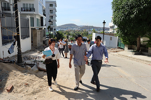 Đoàn kiểm tra các công trình vi phạm trật tự xây dựng tại dự án Khi biệt thự cao cấp Ocean View Nha Trang