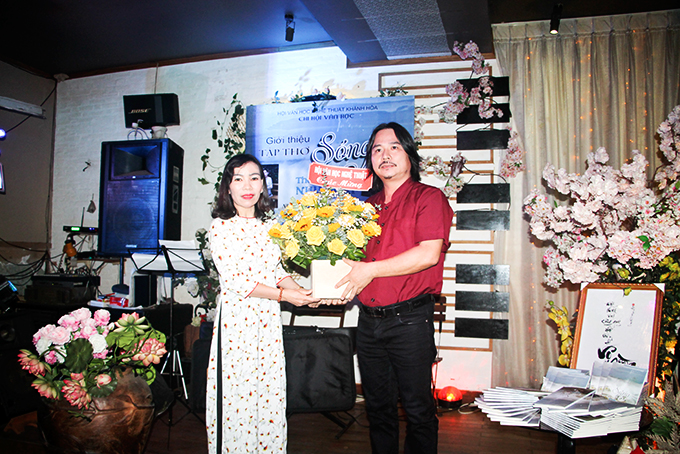 Lãnh đạo Hội Văn học - Nghệ thuật tỉnh (bìa phải) tặng hoa chúc mừng nhà thơ Như Hoài.