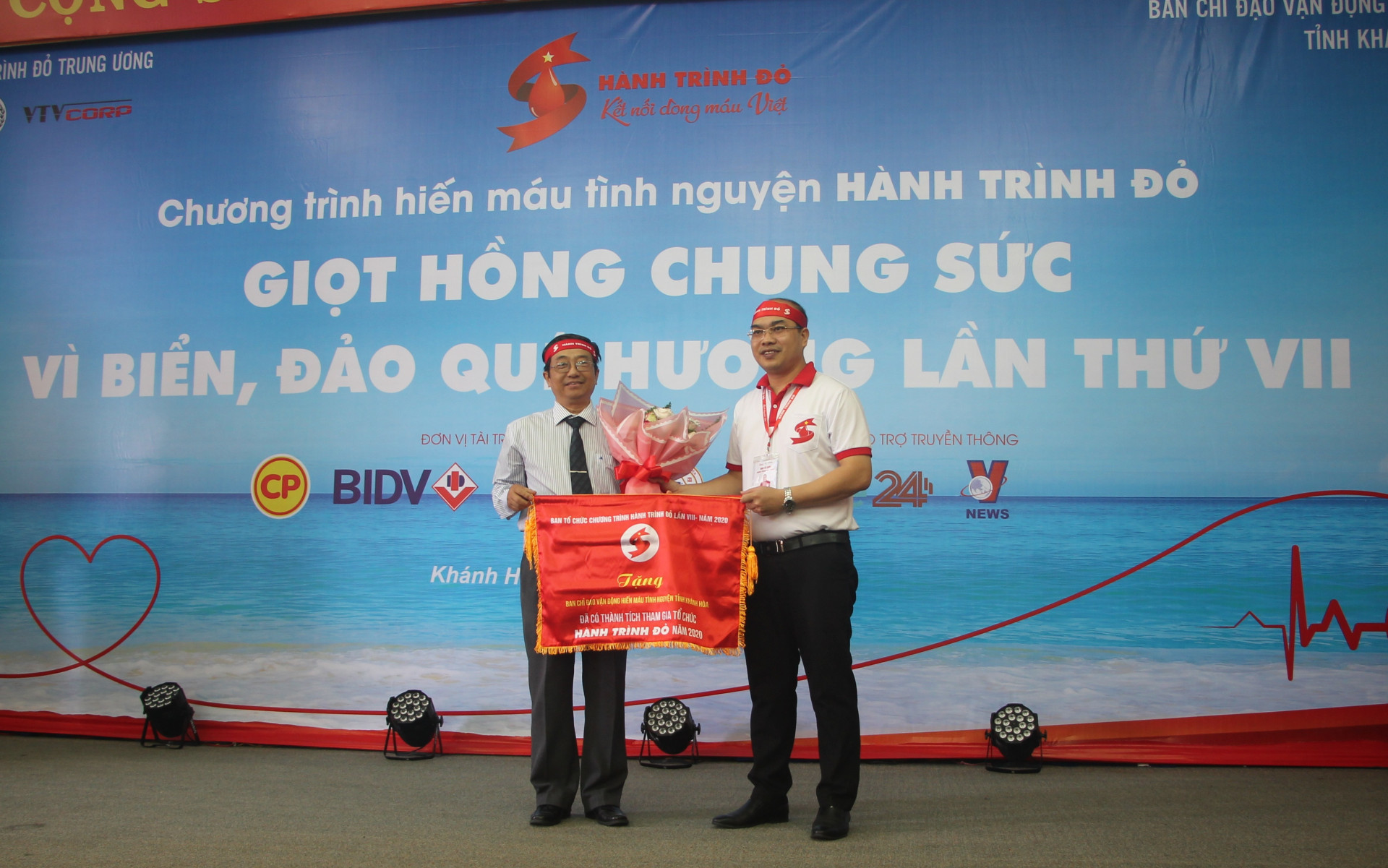 Ban Tổ chức Hành trình Đỏ Trung ương tặng cờ lưu niệm cho Khánh Hòa