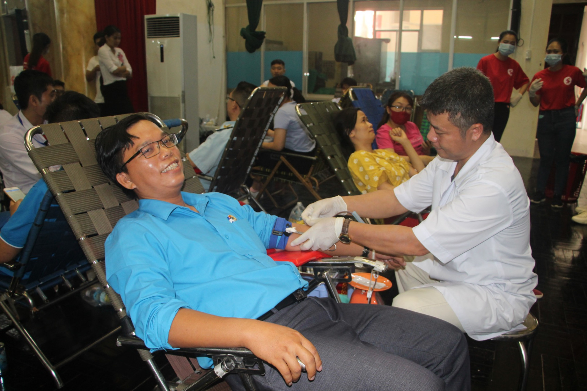 Người dân tham gia hiến máu tình nguyện 