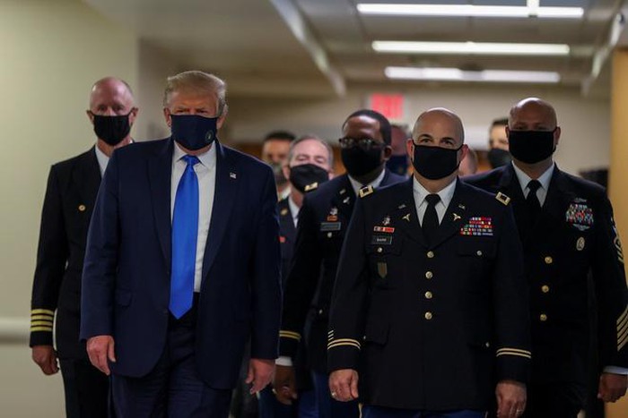 Tổng thống Donald Trump đeo khẩu trang khi đi trên hành lang trong chuyến thăm Trung tâm y tế quân sự quốc gia Walter Reed ở Bethesda, Maryland ngày 11/7. Ảnh: AP.