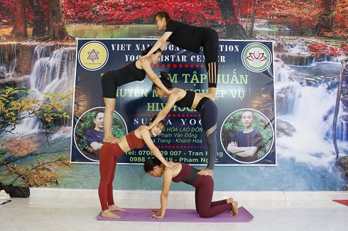 Các học viên thực hành một số tư thế Yoga.