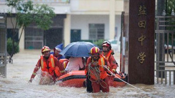 Lực lượng cứu hộ sơ tán người dân ở tỉnh Giang Tây, Trung Quốc. Ảnh: Reuters.