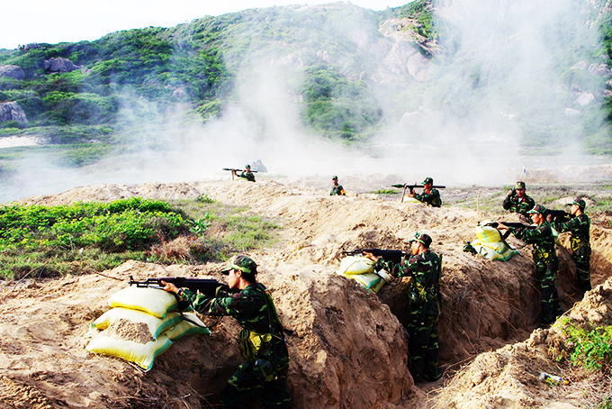 Lực lượng vũ trang tỉnh diễn tập phòng ngự biển đảo.