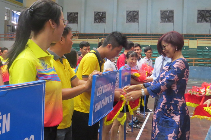Ban tổ chức trao cờ và hoa cho các đội tham gia hội thao