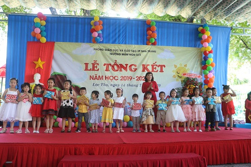 Cô Nguyễn Thị Thanh Hà - Hiệu trưởng nhà trường tặng quà cho accs cháu đạt xuất sắc môn vẻ