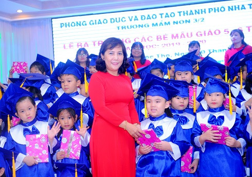 Cô Nguyễn Thị Thanh Hà - Hiệu trưởng nhà trường tặng quà cho các cháu mẫu lớn