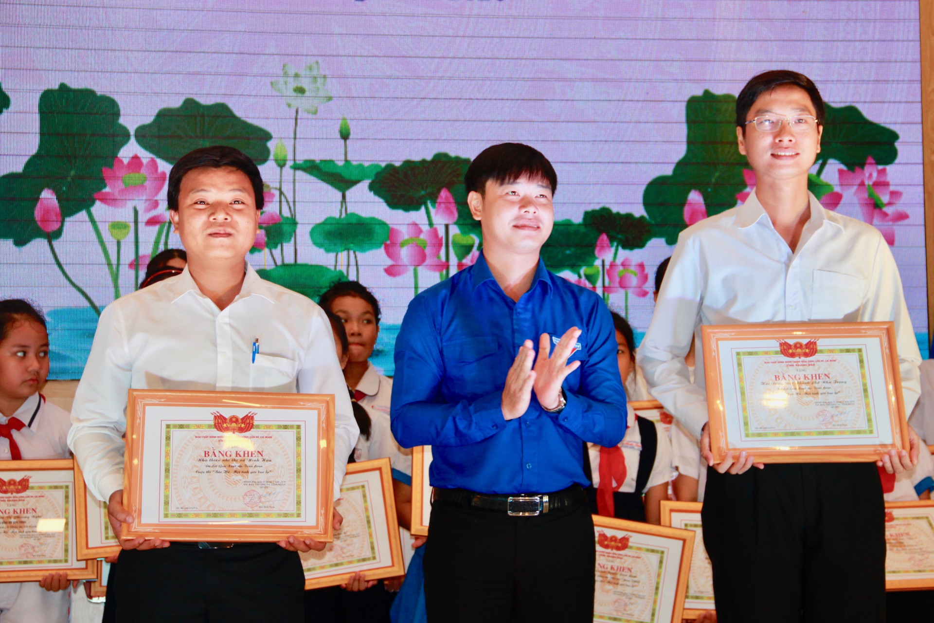 Tỉnh đoàn trao giải cho 2 đơn vị xuất sắc toàn đoàn Cuộc thi Bác Hồ Một tình yêu Bao la