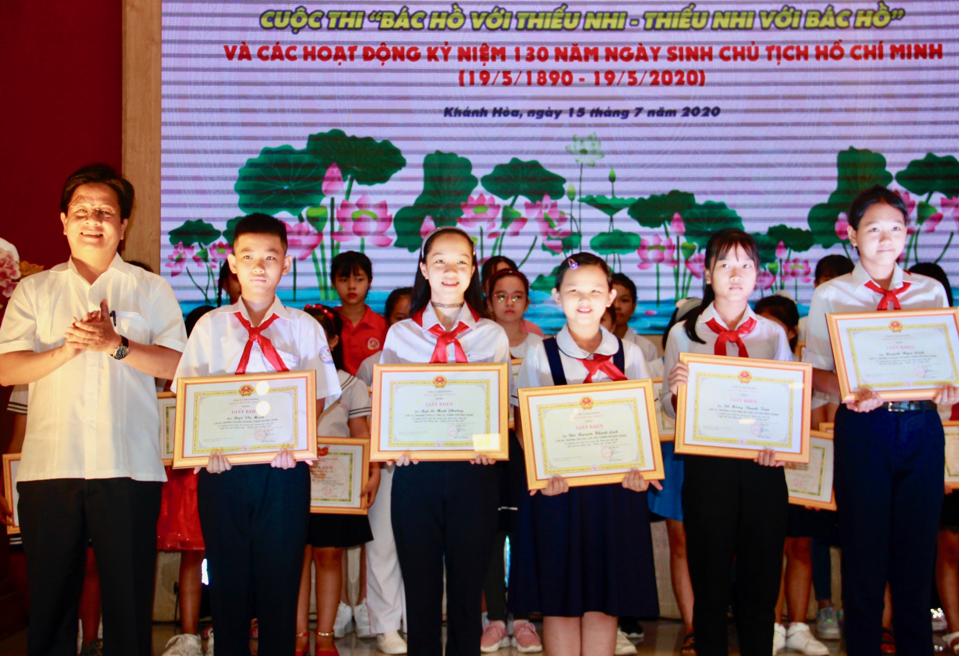 Ông Hồ Văn Mừng trao giấy khen của Ban Tuyên giáo Tỉnh ủy cho 5 học sinh xuất sắc đạt các giải thưởng cao tại cuộc thi.